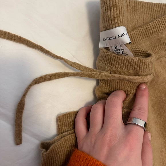 Something Navy 100% Cashmere Joggers - Picture 4 of 6